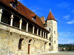 Le Château-Musée Henry IV à Nérac, dominant la rivière Baïse ©Pehillo