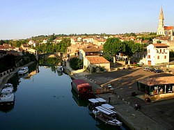 Le joli port fluvial de Nérac, sur la Baïse, au pied du Château ©Pehillo