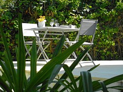 Petit déjeuner au soleil terrasse studio meublé Nid Cosy Albret Nérac ©StudioNidCosyNérac
