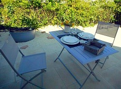 Déjeuner sur terrasse studio meublé Nid Cosy Albret Nérac ©StudioNidCosyNérac