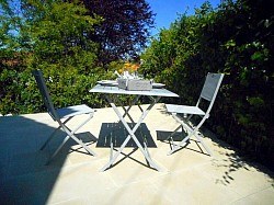 Terrasse pour déjeuner au soleil studio meublé Nid Cosy Nérac ©StudioNidCosyNérac
