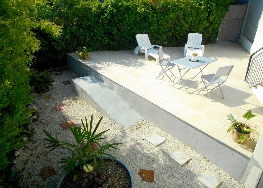 Terrasse aménagée bain de soleil coin repas ©StudioNidCosyNérac