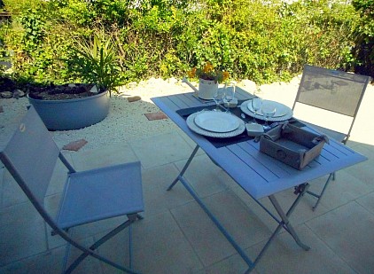 Coin repas en terrasse studio meublé ©StudioNidCosyNérac