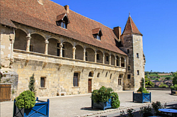 Le Château-Musée Henry IV à Nérac, dominant la rivière Baïse ©StudioPetitNidCosy